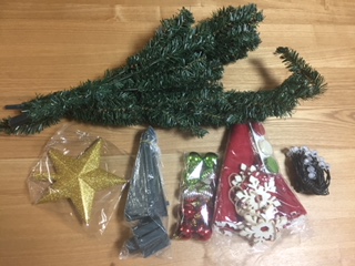 ニトリのクリスマスツリー2019年セットのコスパが最高！飾った感想を口コミ | ゴキゲン ライフ ブログ